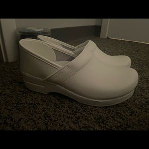 Danso White Clogs